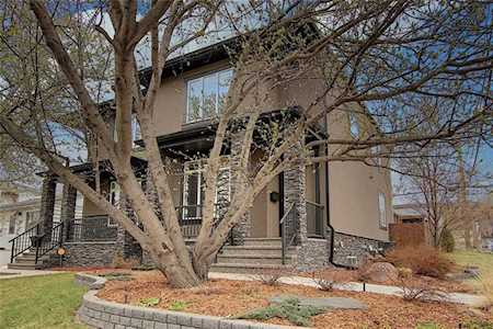 4539 17 Ave NW Calgary, AB T3B 0N9