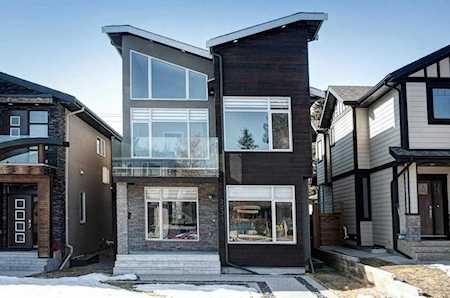 2221 36 St SW Calgary, AB T3E 2Z3