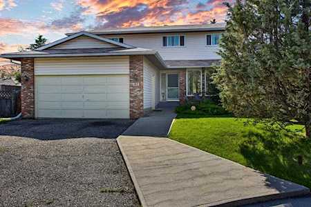 124 Woodside Bay SW Calgary, AB T2W 3K8