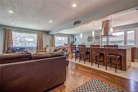 71 Chancellor Way NW Calgary, AB T2K 1Y3