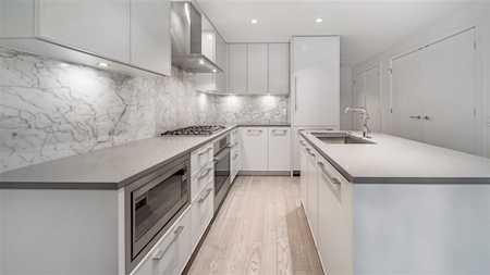 3220 Connaught Crescent #306 North Vancouver, BC V7R 0A5