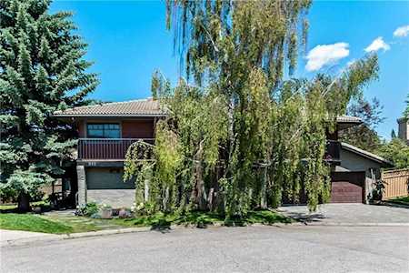 218 Canova Close SW Calgary, AB T2W 6A6