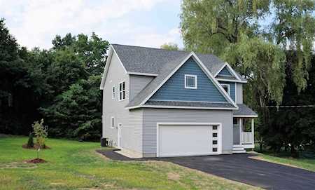 19 Kalisz Ln Manchester, NH 03109