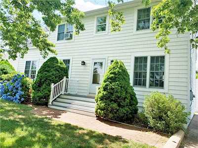 25 Stratford Ave Narragansett, RI 02882