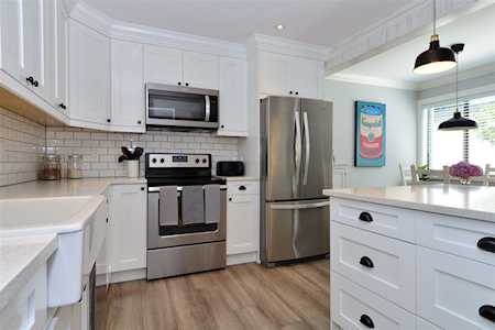 15290 Thrift Avenue #204 White Rock, BC V4B 2L2