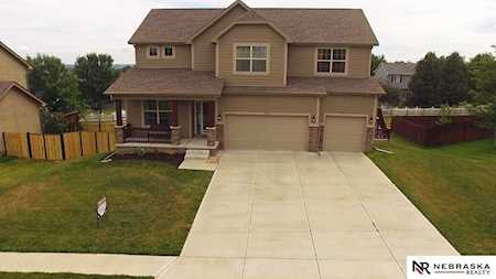 1913 Lakewood Dr Papillion, NE 68046