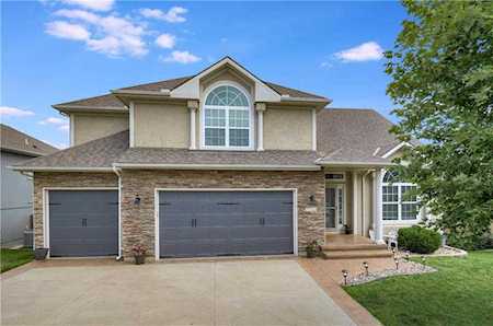 2313 NW Hedgewood Dr Grain Valley, MO 64029