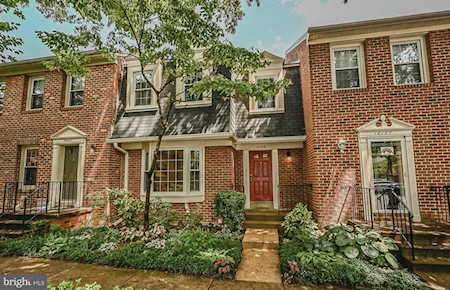 10135 Village Knolls Ct Oakton, VA 22124