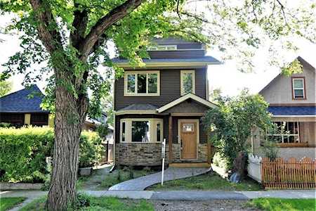 426 8 St NE Calgary, AB T2E 4G9