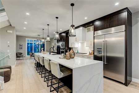 2035 31 Ave SW Calgary, AB T2T 1T3