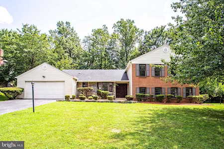 9009 Streamview Ln Vienna, VA 22182