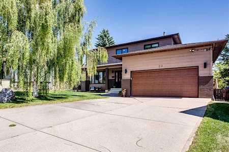 20 Hawkridge Ct NW Calgary, AB T3G 3C1