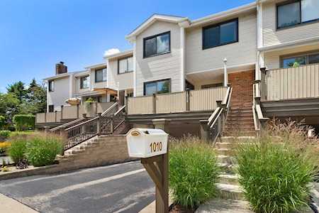 1010 Spring Hill Dr #402 Northbrook, IL 60062