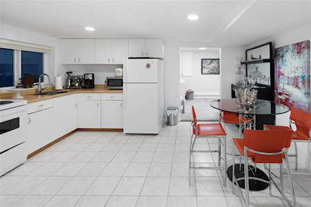 593 Silverdale Place North Vancouver, BC V7N 2Z6