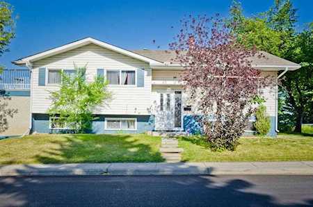 604 Canterbury Dr SW Calgary, AB T2W 1R2