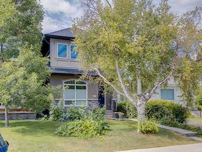 3107 5 St NW Calgary, AB T2M 3E1