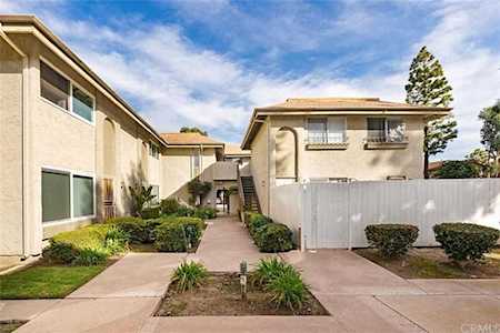 9583 Pettswood Drive #4 Huntington Beach, CA 92646