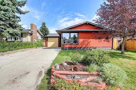 207 Lake Ontario Place SE Calgary, AB T2J 4Y5