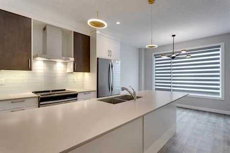 2806 Edmonton Trl NE Calgary, AB T2E 5J2