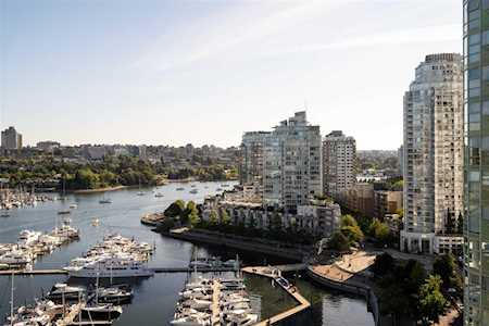 1067 Marinaside Crescent #2005 Vancouver, BC V6Z 3A4