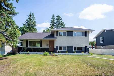2604 Cherokee Dr NW Calgary, AB T2L 0X9