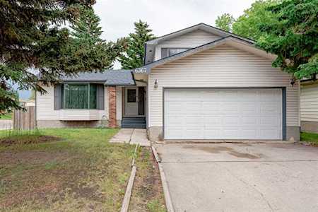 6367 Rundlehorn Dr NE Calgary, AB T1Y 1M6
