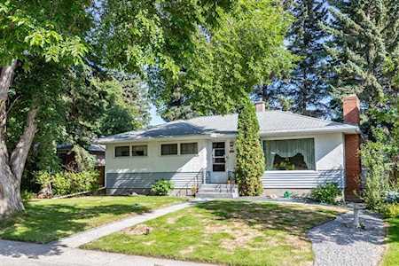 30 Lissington Dr SW Calgary, AB T3E 5E1