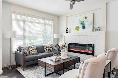 36 Discovery Woods Villa SW Calgary, AB T3H 5A7