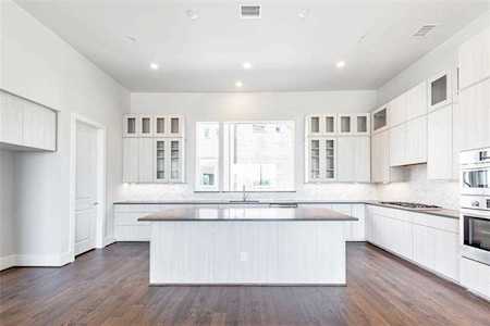 381 E Greenbriar Lane #103 Dallas, TX 75203