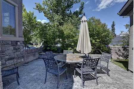 5604 Henwood St SW Calgary, AB T3E 6Z4