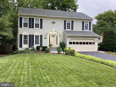 10794 Crest St Fairfax, VA 22030