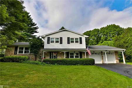 746 Redfern Ln Bethlehem, PA 18017