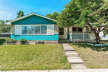 4311 Charleswood Dr NW Calgary, AB T2L 2E3