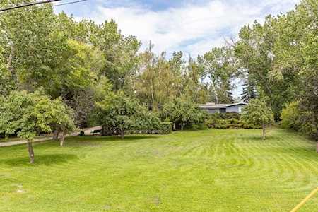 10122 Eamon Rd NW Calgary, AB T3G 5H1