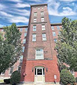 52 Lawrence Dr #304 Lowell, MA 01854