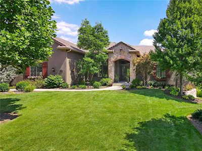 8304 Maplewood Ln Lenexa, KS 66215