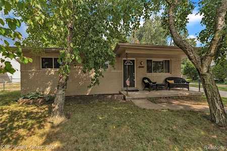 28518 Walker Ave Ave Warren, MI 48092