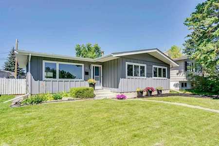 712 Mapleton Dr SE Calgary, AB T2J 1R9