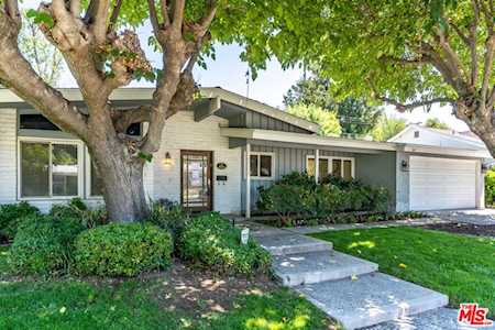 4750 Degovia Avenue Woodland Hills, CA 91364