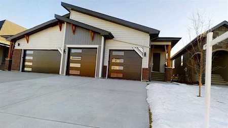 20 Cranbrook Mews Calgary, AB T3M 3E6