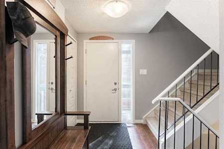 2210 Oakmoor Dr SW #27 Calgary, AB T2V 4R4