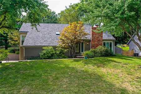 8652 Greenway Ln Lenexa, KS 66215