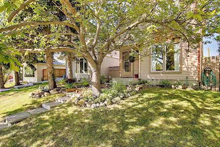 953 Erin Woods Dr SE Calgary, AB T2B 2W4