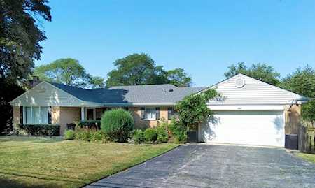 900 Huckleberry Ln Glenview, IL 60025