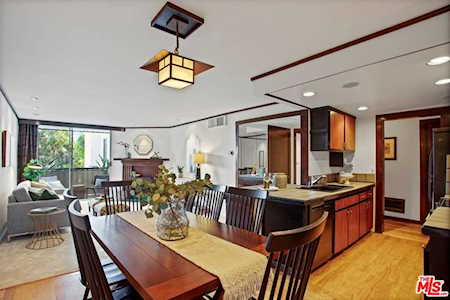 8530 Holloway Drive #202 West Hollywood, CA 90069