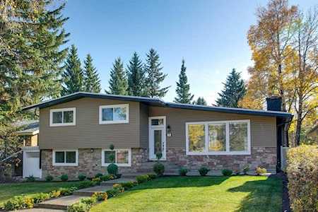 79 Cherovan Dr SW Calgary, AB T2V 2P3