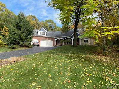 8411 Climbing Way Hamburg Twp, MI 48169