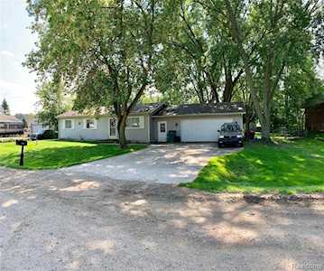 9964 Mevis Dr Brighton Twp, MI 48114