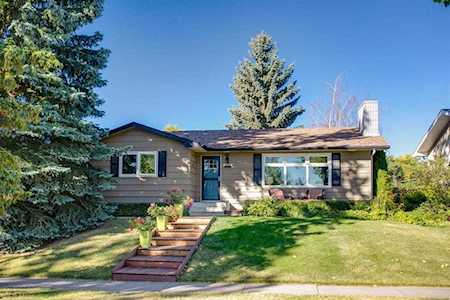 10823 Braeside Dr SW Calgary, AB T2W 1C2