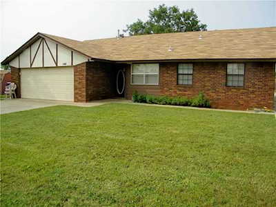 1141 W Johnathan Way Mustang, OK 73064